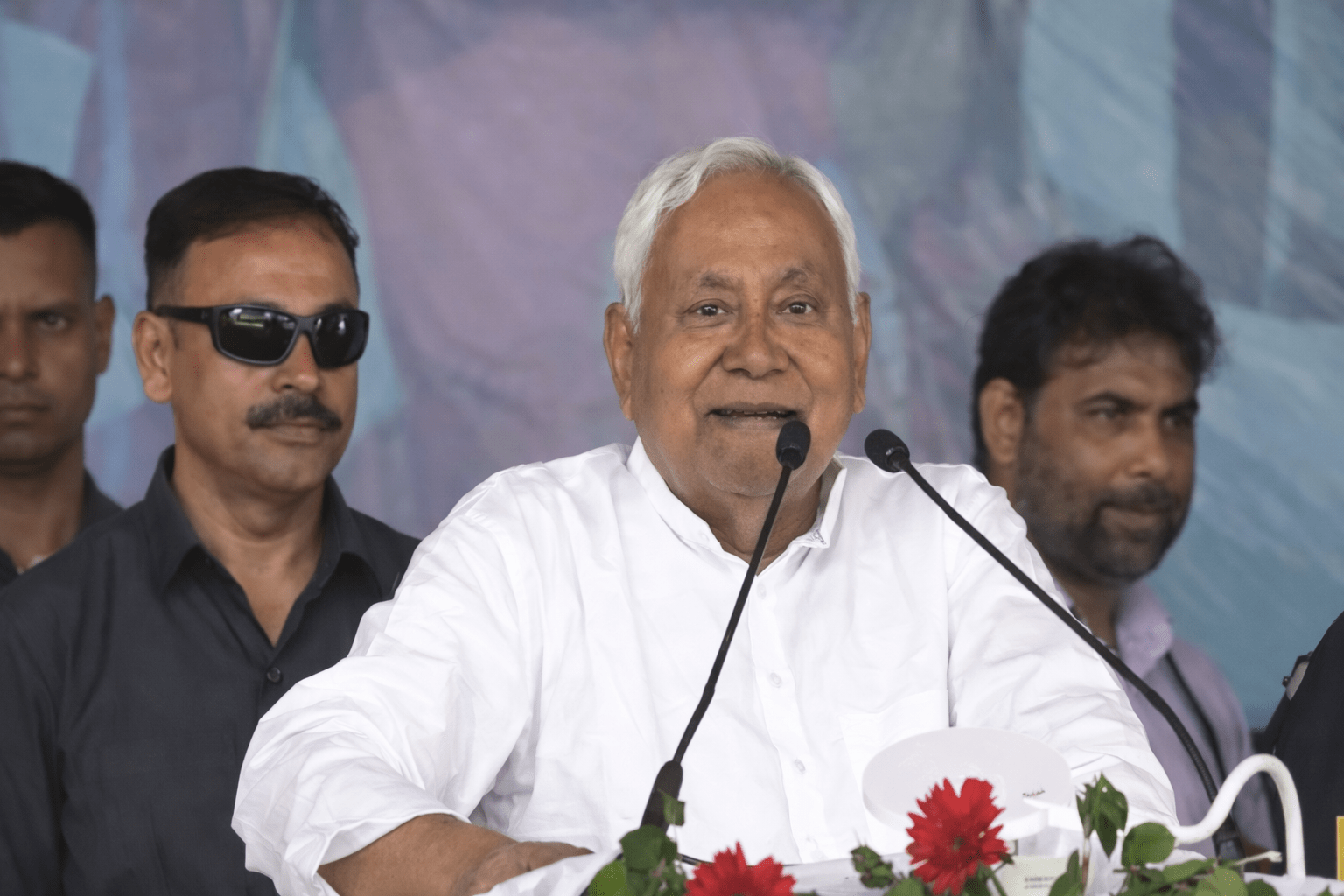 “अरे भाग काहे रहे हैं… बैठकर सुनिए” सहरसा की सभा में दिखा सीएम नीतीश का अलग अंदाज, भाषण के बीच महिलाओं से किया संवाद