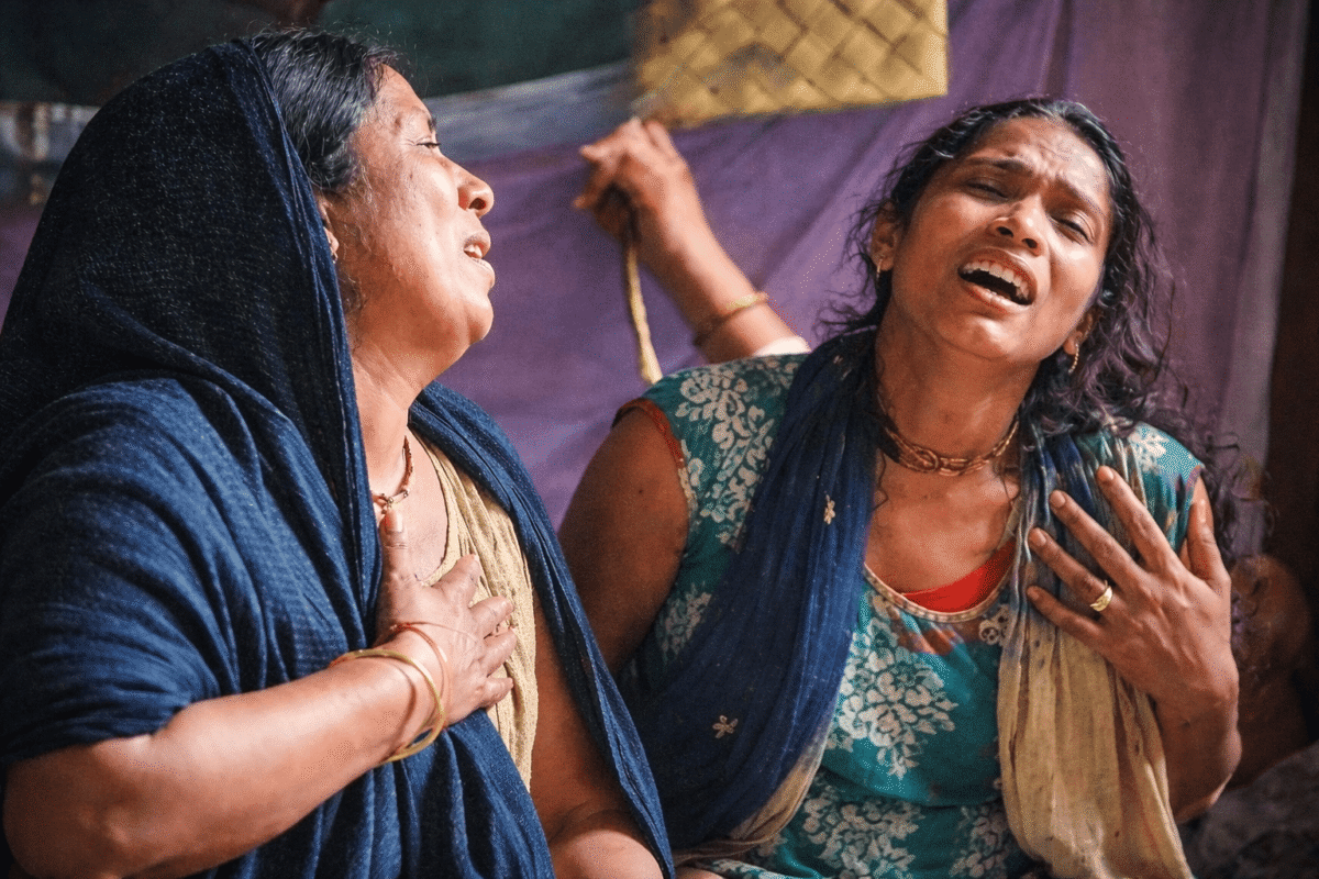 औरंगाबाद में रूह कंपा देने वाली वारदात! सनकी चाचा ने 3 मासूम भतीजे-भतीजी को दबिया से काटा; साउंड बॉक्स में गाना बजाकर दबा दी चीखें, फिर खुद का भी रेता गला 2 औरंगाबाद में रूह कंपा देने वाली वारदात! सनकी चाचा ने 3 मासूम भतीजे-भतीजी को दबिया से काटा; साउंड बॉक्स में गाना बजाकर दबा दी चीखें, फिर खुद का भी रेता गला