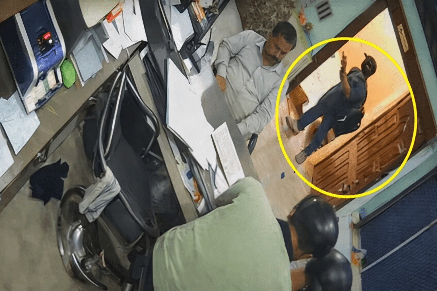 समस्तीपुर में दिनदहाड़े जर्दा एजेंसी में कलेक्शन ब्वॉय के पीछे घुसे लुटेरे; गनप्वाइंट पर उड़ाए ₹4.20 लाख, CCTV में कैद हुई दुस्साहस की तस्वीरें