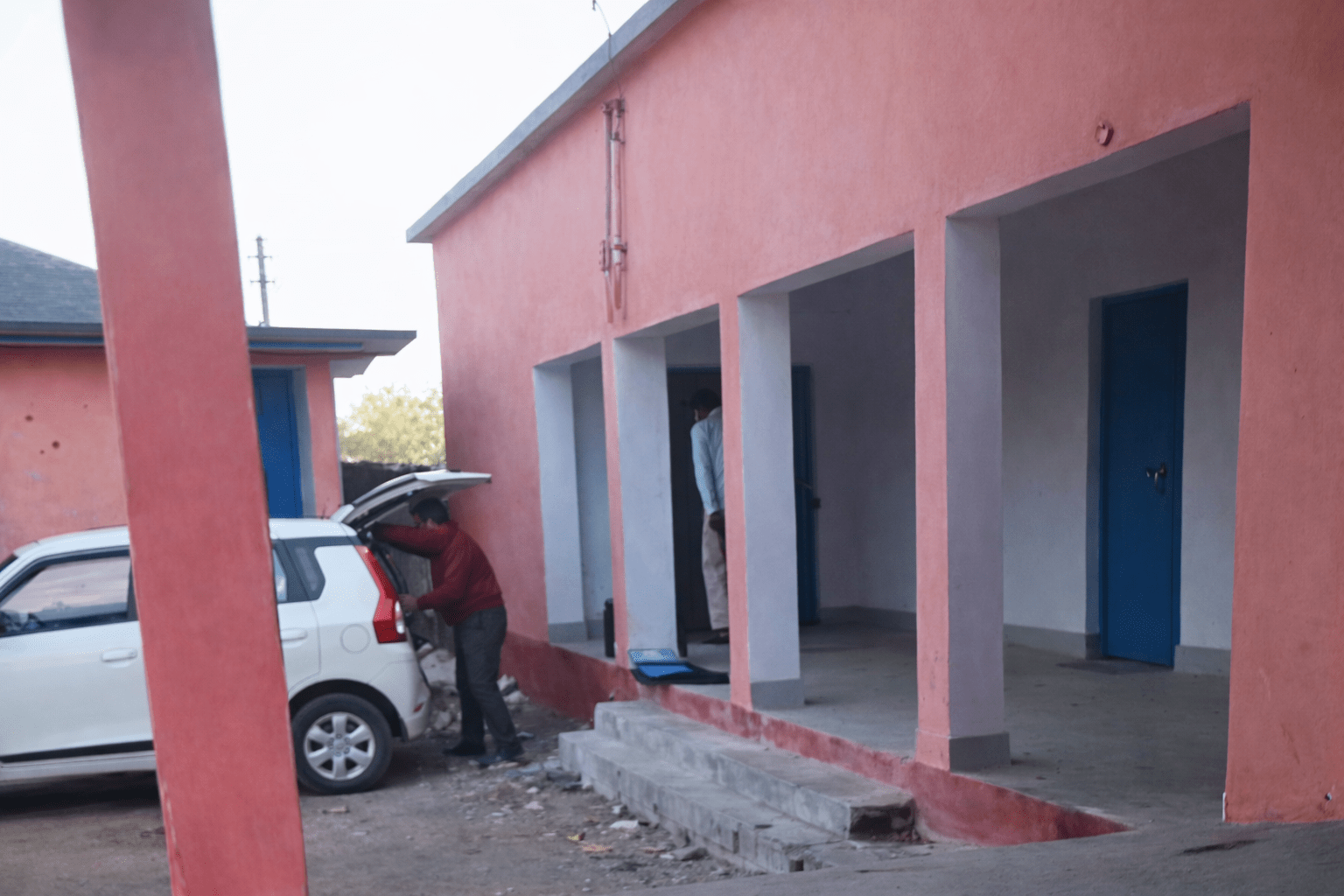 जमुई में ‘डिजिटल विदाई’ पर बवाल: रिटायर हेडमास्टर स्कूल से कार में लाद ले गए कंप्यूटर; ग्रामीणों ने जड़ा ताला, मचा हड़कंप