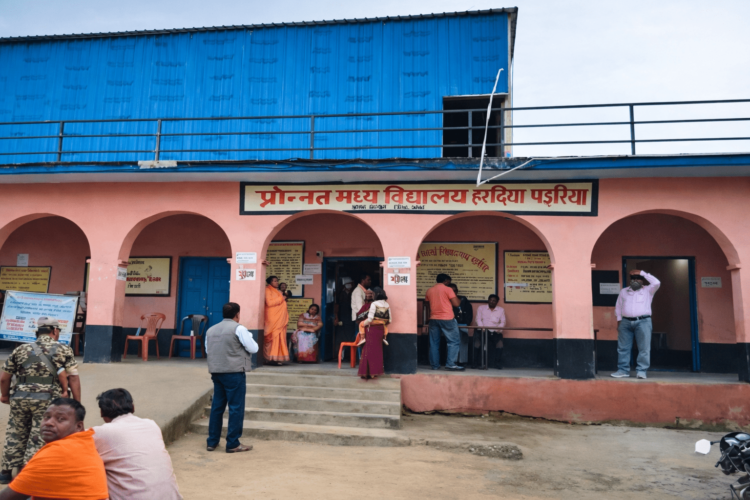 स्कूल से घर लौट रहे प्रभारी शिक्षक का अपहरण, रसोइया से मारपीट कर बदमाशों ने छोड़ा; इलाके में फैली दहशत