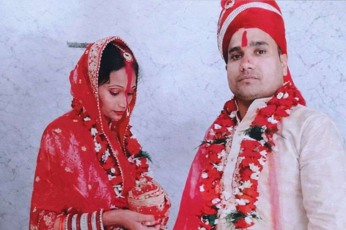 अंतरजातीय प्रेम विवाह से भड़का साला, सरेराह चाकू गोदकर जीजा को उतारा मौत के घाट; मां-बाप के साथ आरोपी पुलिस की गिरफ्त में 1 अंतरजातीय प्रेम विवाह से भड़का साला, सरेराह चाकू गोदकर जीजा को उतारा मौत के घाट; मां-बाप के साथ आरोपी पुलिस की गिरफ्त में