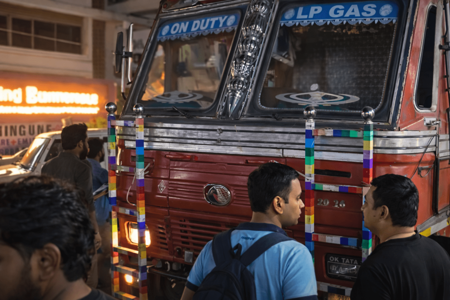 LPG सिलेंडर से लदे ट्रक का कहर: 3 लोगों को रौंदा, स्कूटी कई मीटर तक घसीटी; एक की मौत, दो महिलाएं गंभीर