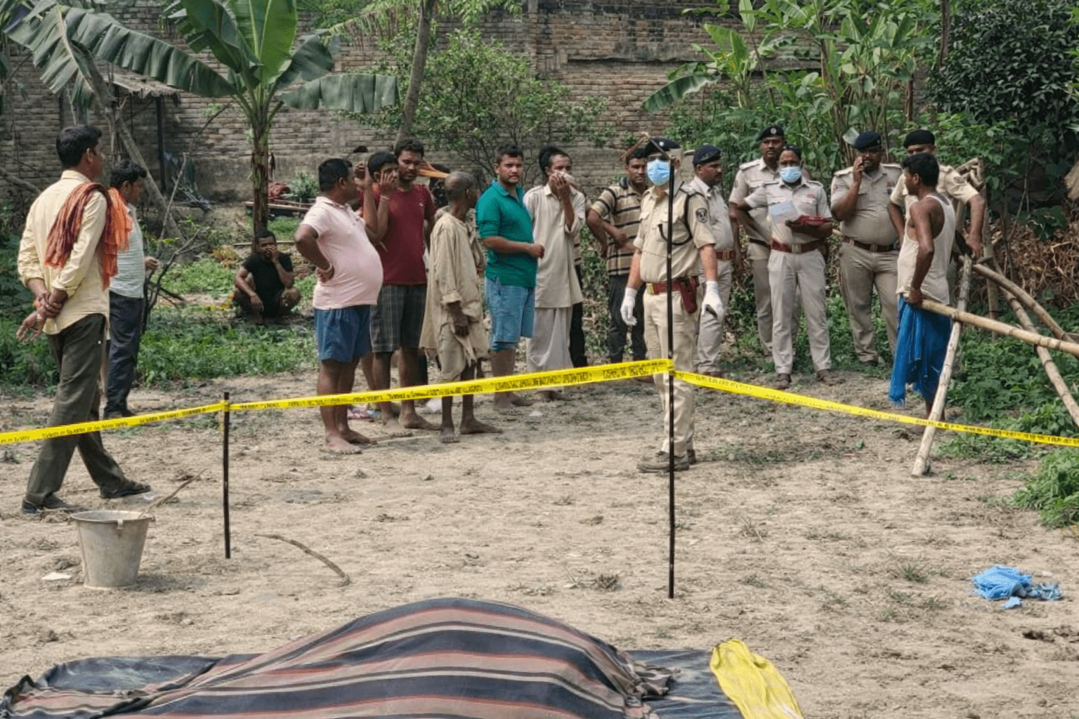 मुंगेर में युवक की नृशंस हत्या से सनसनी: सिर काटकर शव मिट्टी में दबाया, गांव में बढ़ा तनाव