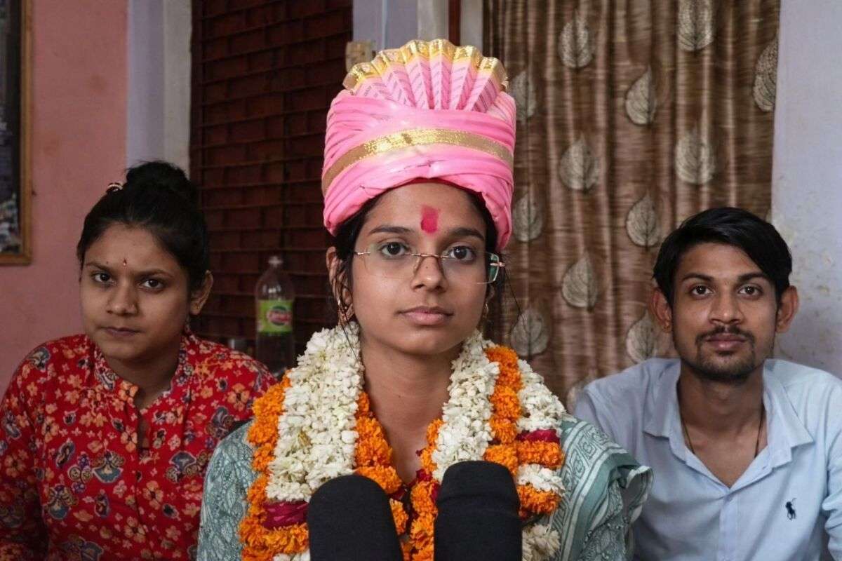 पंक्चर बनाने वाले की बेटी बनी मिसाल: UP PCS में गायत्री वर्मा की शानदार सफलता, 210वीं रैंक हासिल