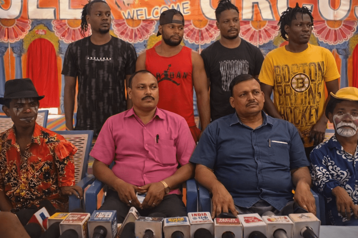 स्मार्ट सिटी भागलपुर में विदेशी रोमांच का आगाज़! पहली बार पहुँचा 'अफ्रीकन रोलेक्स सर्कस'; केन्या और साउथ अफ्रीका के कलाकार दिखाएंगे हैरतअंगेज करतब 1 स्मार्ट सिटी भागलपुर में विदेशी रोमांच का आगाज़! पहली बार पहुँचा 'अफ्रीकन रोलेक्स सर्कस'; केन्या और साउथ अफ्रीका के कलाकार दिखाएंगे हैरतअंगेज करतब
