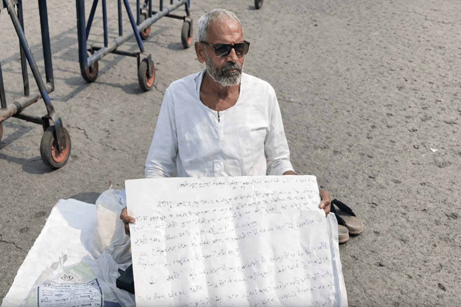 ​”नितीश जी, मत जाइये दिल्ली!” CM आवास के बाहर समर्थक ने शुरू की ‘अन्न-जल त्याग’ की जंग; बोला- बिहार को अभी आपकी जरूरत, 2005 वाला दौर नहीं चाहिए वापस