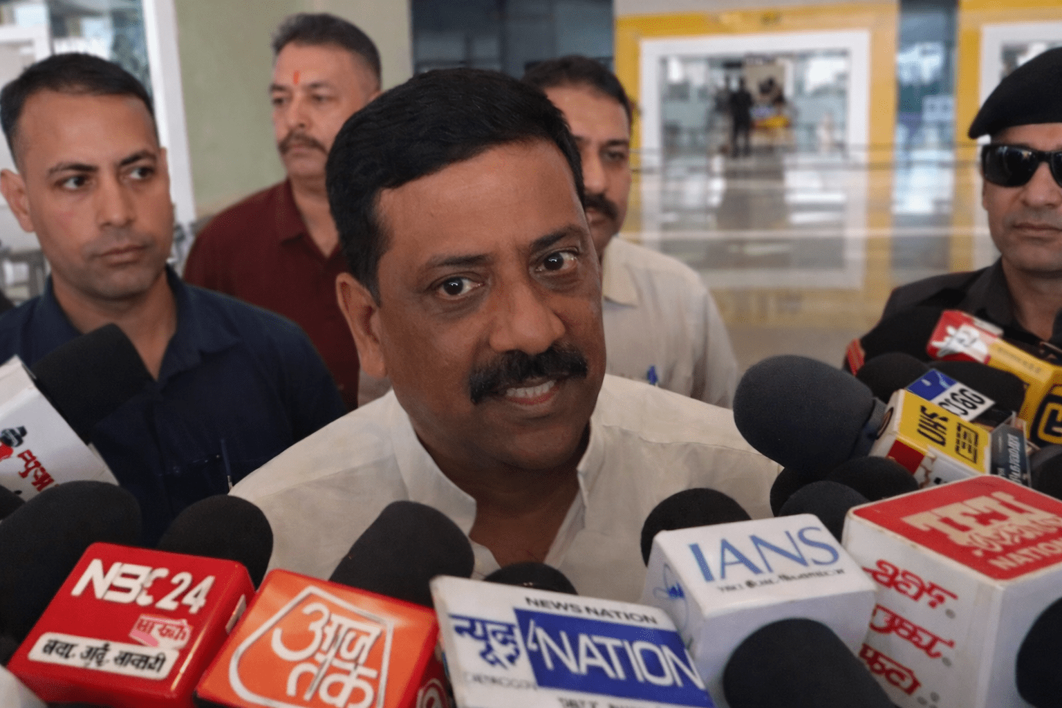 पटना एयरपोर्ट पर जदयू नेता संजय झा का बयान: देश में पेट्रोल-डीजल और गैस की कोई कमी नहीं, विपक्ष अफवाह फैलाने से बचे