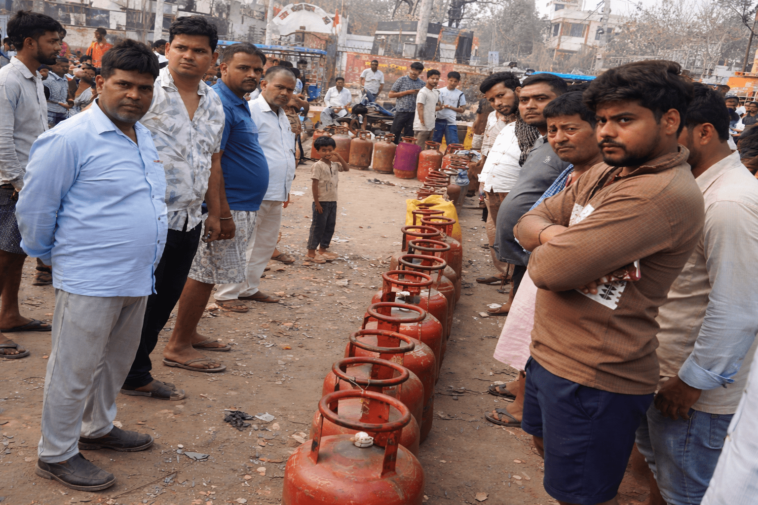 रमजान के बीच गैस के लिए लंबी कतारें: बिहार के औरंगाबाद में घरेलू सिलेंडर के लिए सुबह से जद्दोजहद