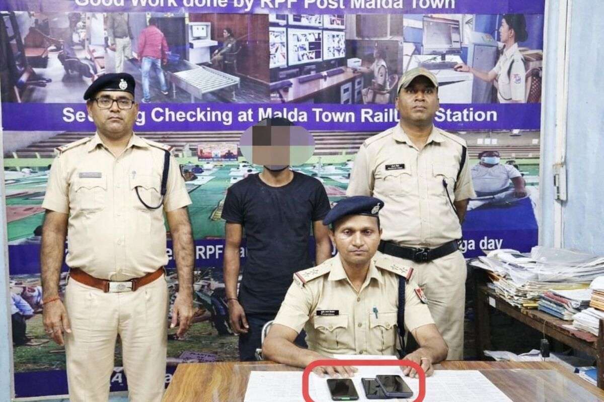 मालदा डिवीजन में RPF की बड़ी कार्रवाई: ट्रेन से मोबाइल चोरी करने वाला आरोपी गिरफ्तार, दो फोन बरामद
