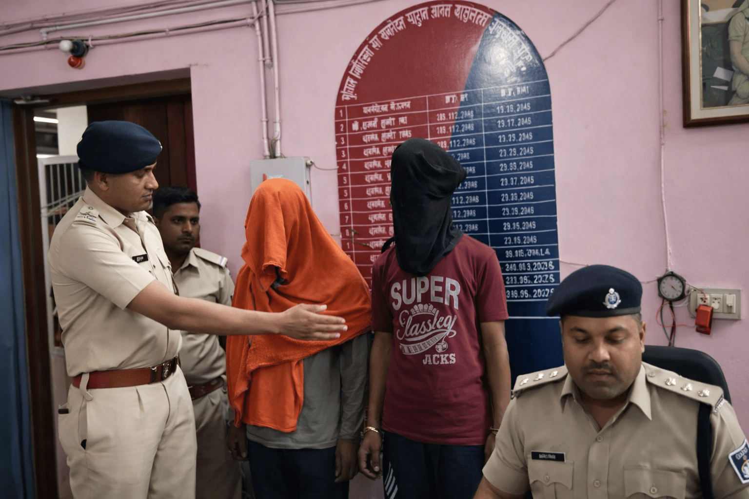 बिहार में शराबबंदी के बीच तस्करों पर बड़ी कार्रवाई: वैशाली में ‘कच्ची घानी’ तेल की आड़ में 50 लाख की विदेशी शराब जब्त, दो गिरफ्तार