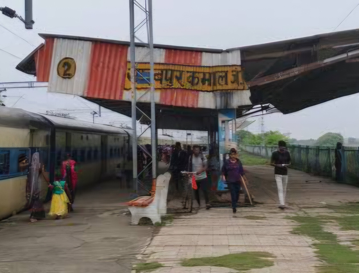 बेगूसराय में सेल्फी का ‘खूनी’ शौक! चलती ट्रेन से गिरा युवक, कट गए दोनों पैर; इंसानियत शर्मसार— तड़पते युवक का वीडियो बनाते रहे लोग