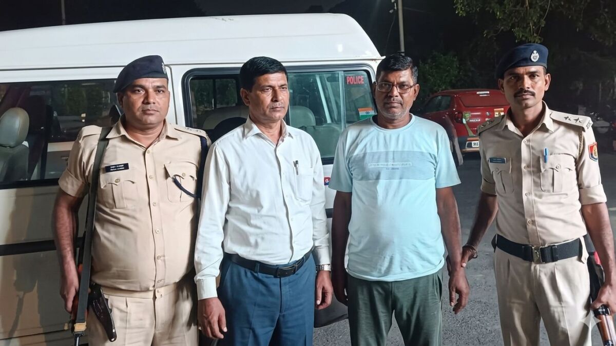 बेगूसराय: प्रखंड आपूर्ति पदाधिकारी शैलेंद्र कुमार और दलाल गिरफ्तार, 12,000 रुपये की रिश्वत रंगे हाथों पकड़ी गई 1 बेगूसराय: प्रखंड आपूर्ति पदाधिकारी शैलेंद्र कुमार और दलाल गिरफ्तार, 12,000 रुपये की रिश्वत रंगे हाथों पकड़ी गई