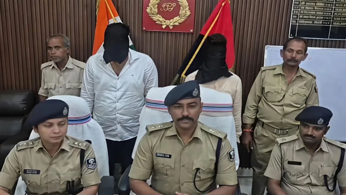 मुजफ्फरपुर प्रॉपर्टी डीलर मर्डर मिस्ट्री: 30 लाख लौटाने के बदले 5 लाख की 'सुपारी' देकर प्रभाकर सिंह को रास्ते से हटाया, पुलिस ने रची गई खूनी साजिश का किया पर्दाफाश 1 मुजफ्फरपुर प्रॉपर्टी डीलर मर्डर मिस्ट्री: 30 लाख लौटाने के बदले 5 लाख की 'सुपारी' देकर प्रभाकर सिंह को रास्ते से हटाया, पुलिस ने रची गई खूनी साजिश का किया पर्दाफाश