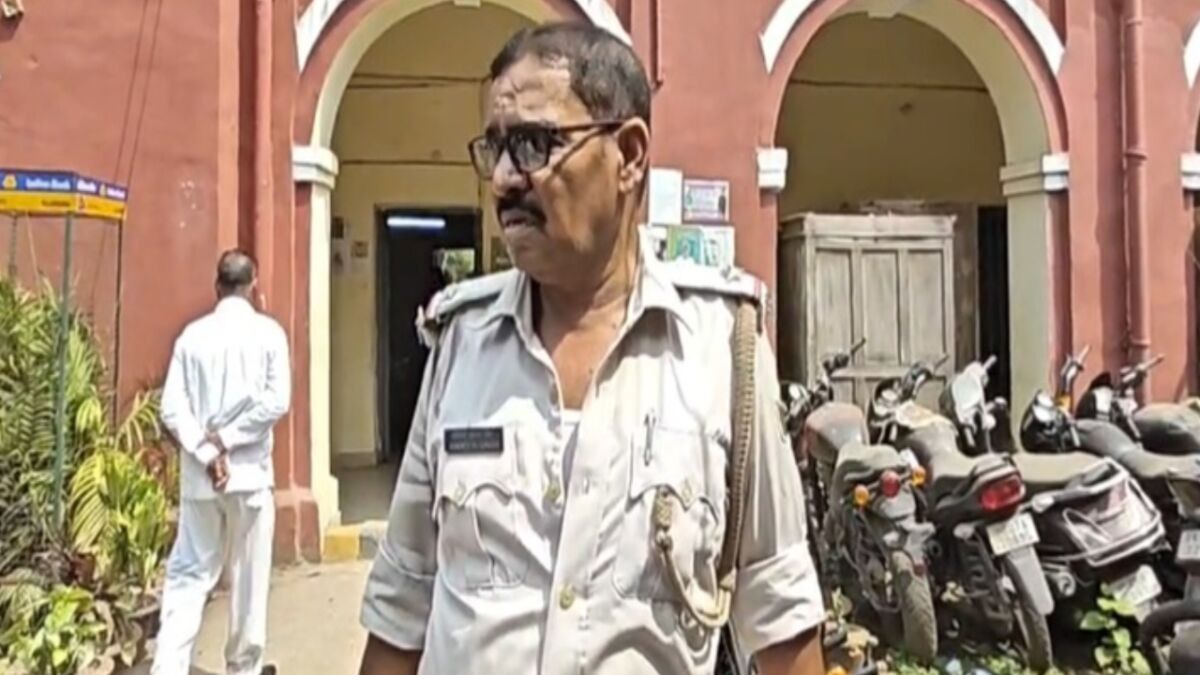 पटना के जीपीओ फ्लाईओवर पर भीषण हादसा: बेकाबू ऑटो की टक्कर से हवा में उछले एएसआई मनोज कुमार, सिर और हाथ में आई गंभीर चोटें, पुलिस महकमे में मची खलबली