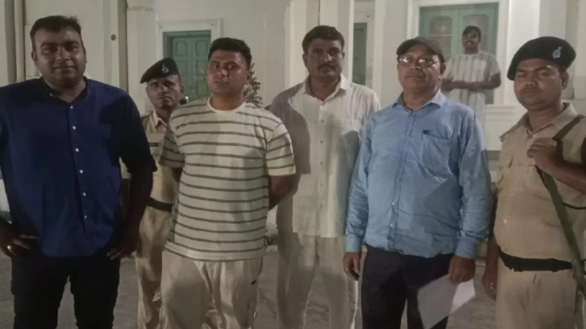 ​राजगीर में भ्रष्टाचार पर निगरानी का बड़ा प्रहार: 90 हजार रुपये घूस लेते दारोगा देवकांत कुमार रंगे हाथों गिरफ्तार; केस में मदद के नाम पर मांग रहा था रिश्वत