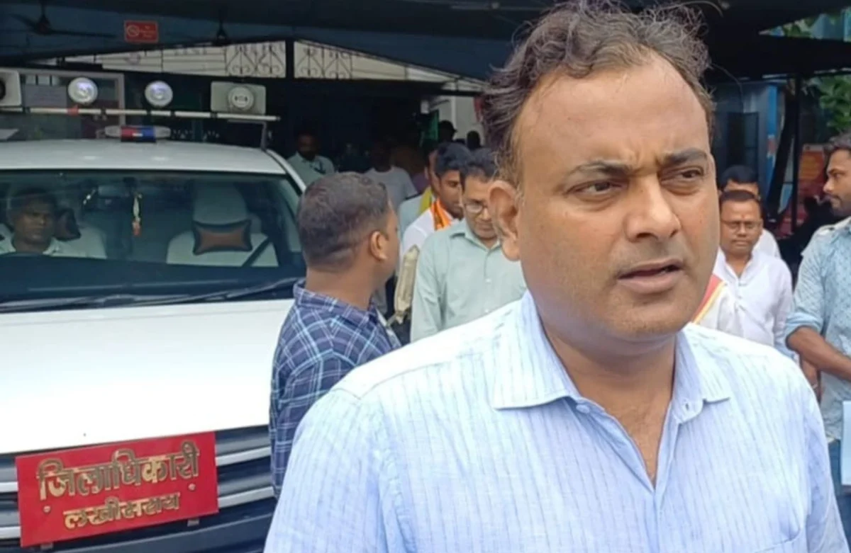 लखीसराय के डीएम मिथिलेश मिश्र की छुट्टी: प्रोटोकॉल उल्लंघन और धान खरीद में ‘लापरवाही’ पड़ी भारी, तत्काल प्रभाव से हटाए गए