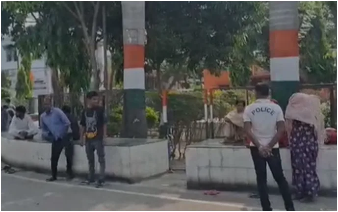 शादी में जा रहे दो सगे भाइयों की सड़क हादसे में दर्दनाक मौत, एक की हालत गंभीर; गांव में पसरा मातम