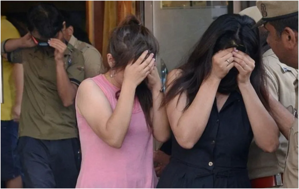 ढाबे की आड़ में चल रहा था काला खेल: 500 रुपये में जिस्मफरोशी, वीडियो बनाकर होता था ब्लैकमेल—मुजफ्फरपुर में बड़ा खुलासा 1 ढाबे की आड़ में चल रहा था काला खेल: 500 रुपये में जिस्मफरोशी, वीडियो बनाकर होता था ब्लैकमेल—मुजफ्फरपुर में बड़ा खुलासा