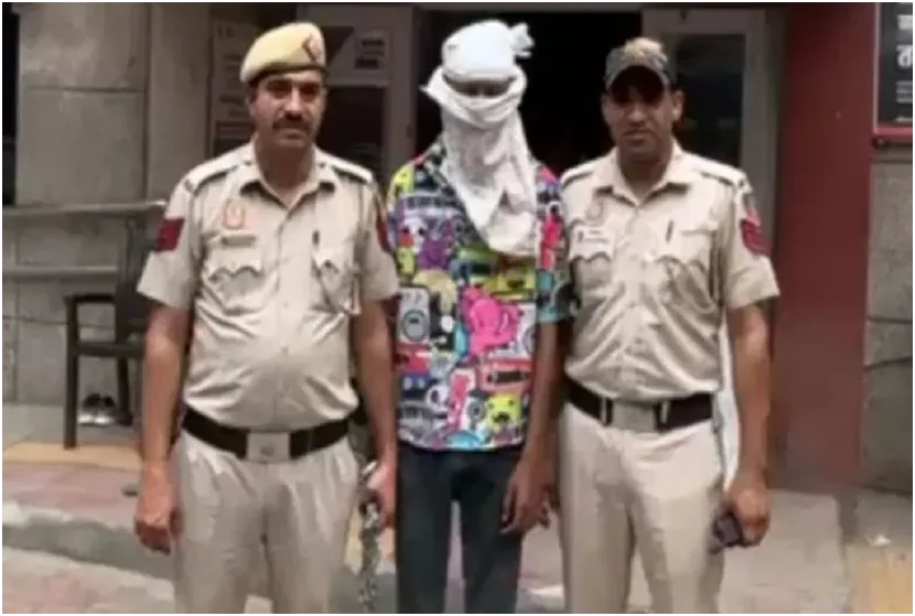 दिल्ली में रिश्तों का कत्ल: 50 लाख और सरकारी नौकरी के लालच में बेटे ने पिता-चाचा की ली जान 1 दिल्ली में रिश्तों का कत्ल: 50 लाख और सरकारी नौकरी के लालच में बेटे ने पिता-चाचा की ली जान