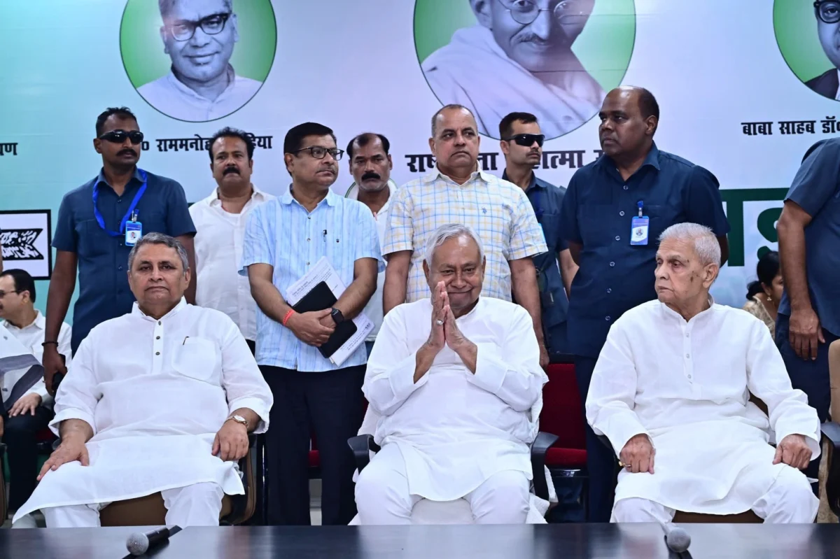 CM पद छोड़ने के बाद पहली बार JDU दफ्तर पहुंचे नीतीश कुमार, खुद पर बना गाना सुन बजाने लगे ताली 1 CM पद छोड़ने के बाद पहली बार JDU दफ्तर पहुंचे नीतीश कुमार, खुद पर बना गाना सुन बजाने लगे ताली