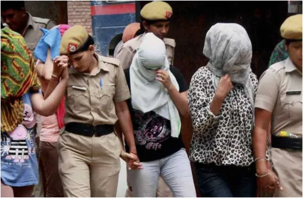 नगर परिषद के पीछे चल रहा था गुप्त धंधा, छापे में खुला जिस्म कारोबार का अड्डा—नाबालिग समेत 7 लोग धराए 1 नगर परिषद के पीछे चल रहा था गुप्त धंधा, छापे में खुला जिस्म कारोबार का अड्डा—नाबालिग समेत 7 लोग धराए
