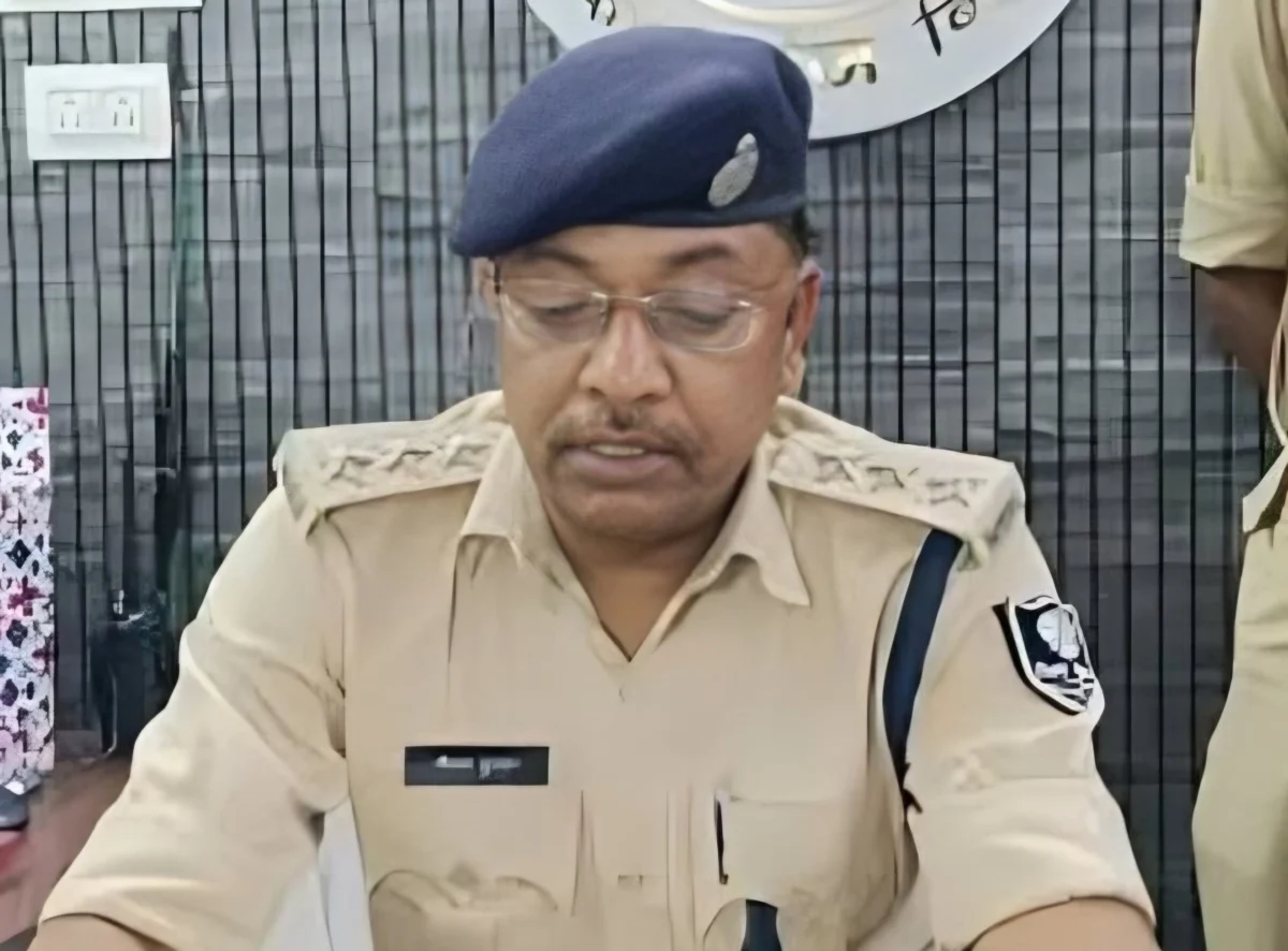 निलंबित डीएसपी गौतम कुमार से ईओयू की चार घंटे तीखी पूछताछ, सिलीगुड़ी के आलीशान बंगले और चाय बगानों के सवालों पर साधी चुप्पी 1 निलंबित डीएसपी गौतम कुमार से ईओयू की चार घंटे तीखी पूछताछ, सिलीगुड़ी के आलीशान बंगले और चाय बगानों के सवालों पर साधी चुप्पी