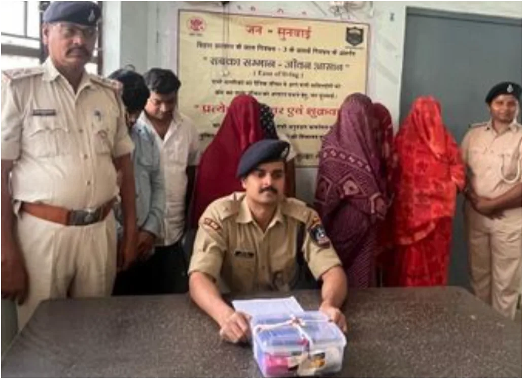 रक्सौल में नगर परिषद कार्यालय के पीछे चल रहा था अवैध देह व्यापार, पुलिस ने 7 लोगों को दबोचा 1 रक्सौल में नगर परिषद कार्यालय के पीछे चल रहा था अवैध देह व्यापार, पुलिस ने 7 लोगों को दबोचा