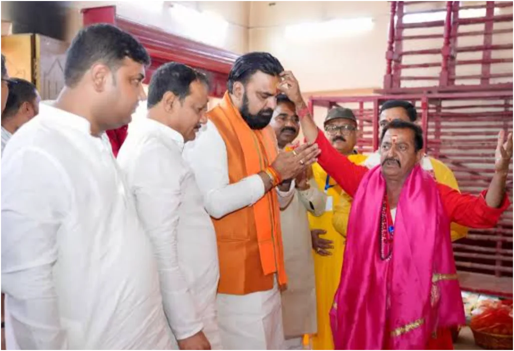 तेलडीहा मंदिर पहुंचे सीएम सम्राट चौधरी, पूजा-अर्चना के साथ विकास की बड़ी घोषणा 1 तेलडीहा मंदिर पहुंचे सीएम सम्राट चौधरी, पूजा-अर्चना के साथ विकास की बड़ी घोषणा