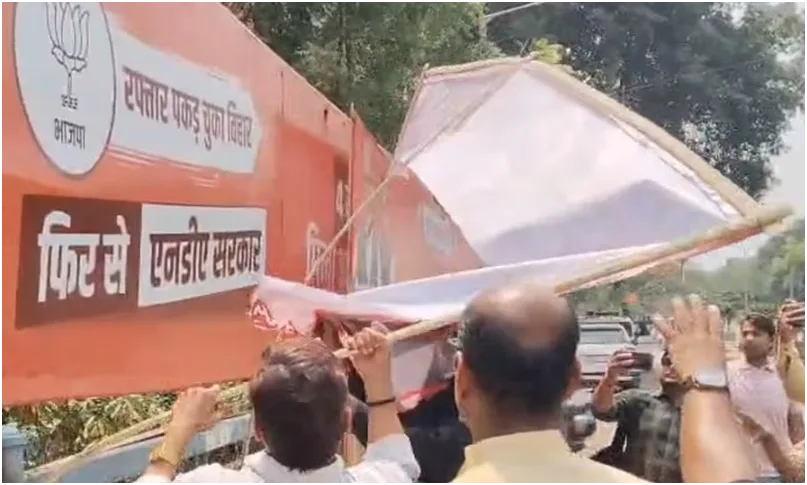 पटना में भाजपा दफ्तर के बाहर सम्राट चौधरी का पोस्टर लगा, फिर कार्यकर्ताओं ने ही हटाया; बढ़ी सियासी चर्चा 1 पटना में भाजपा दफ्तर के बाहर सम्राट चौधरी का पोस्टर लगा, फिर कार्यकर्ताओं ने ही हटाया; बढ़ी सियासी चर्चा