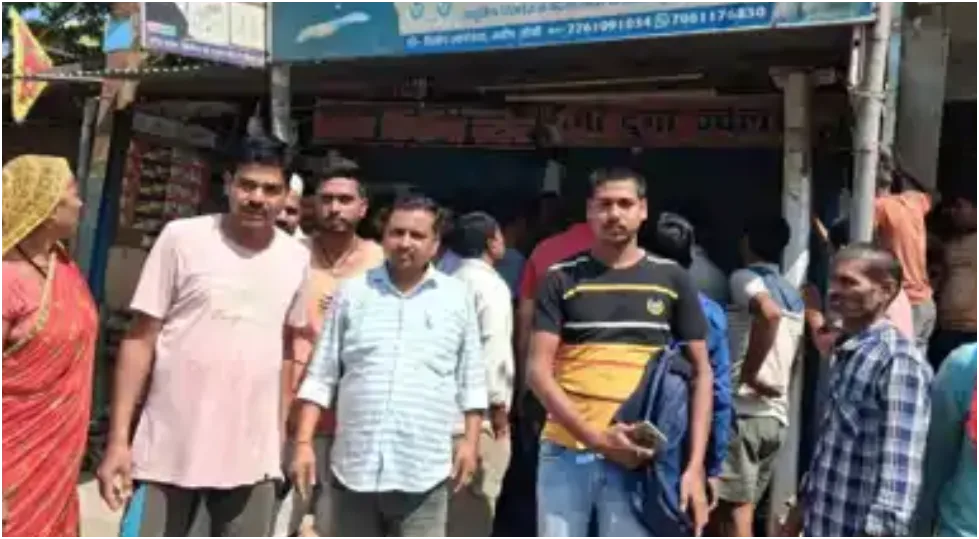 सुपौल में शातिरों की नई चाल: फेविक्विक से ताला जाम कर ज्वेलर्स की बाइक से लाखों के जेवरात चोरी 1 सुपौल में शातिरों की नई चाल: फेविक्विक से ताला जाम कर ज्वेलर्स की बाइक से लाखों के जेवरात चोरी