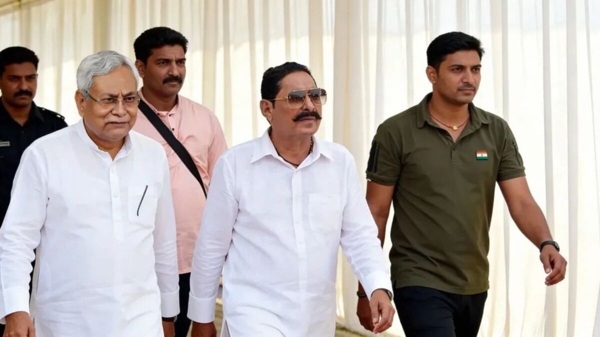 जेल से रिहाई के बाद फिर सुर्खियों में अनंत सिंह, कमेटी में शामिल होने पर बोले— “हमको कुछ पता नहीं” 1 जेल से रिहाई के बाद फिर सुर्खियों में अनंत सिंह, कमेटी में शामिल होने पर बोले— “हमको कुछ पता नहीं”