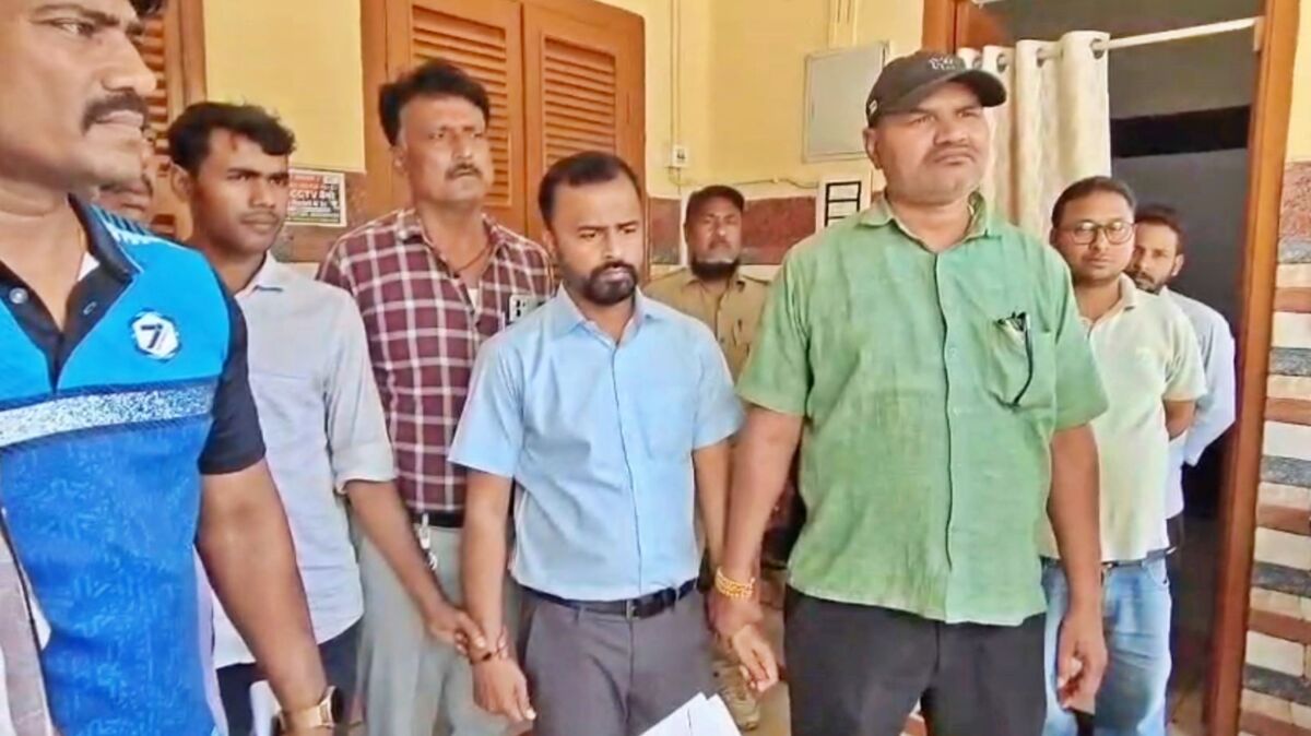 मुंगेर में प्रमंडलीय आयुक्त कार्यालय के पेशकार को ₹1.70 लाख रिश्वत लेते रंगे हाथ गिरफ्तार 1 मुंगेर में प्रमंडलीय आयुक्त कार्यालय के पेशकार को ₹1.70 लाख रिश्वत लेते रंगे हाथ गिरफ्तार