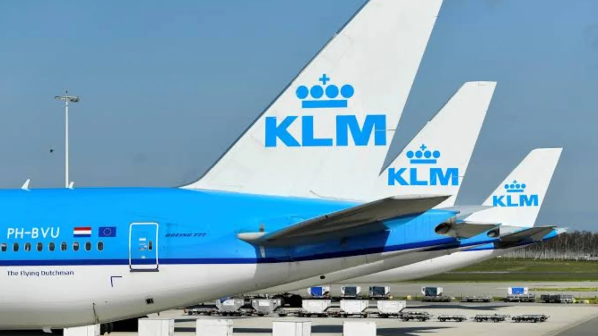 49 लाख के टिकट, फिर भी बोर्डिंग से इनकार! KLM Royal Dutch Airlines पर FIR का आदेश, परिवार की इंटरनेशनल ट्रिप बनी बुरा सपना 1 49 लाख के टिकट, फिर भी बोर्डिंग से इनकार! KLM Royal Dutch Airlines पर FIR का आदेश, परिवार की इंटरनेशनल ट्रिप बनी बुरा सपना