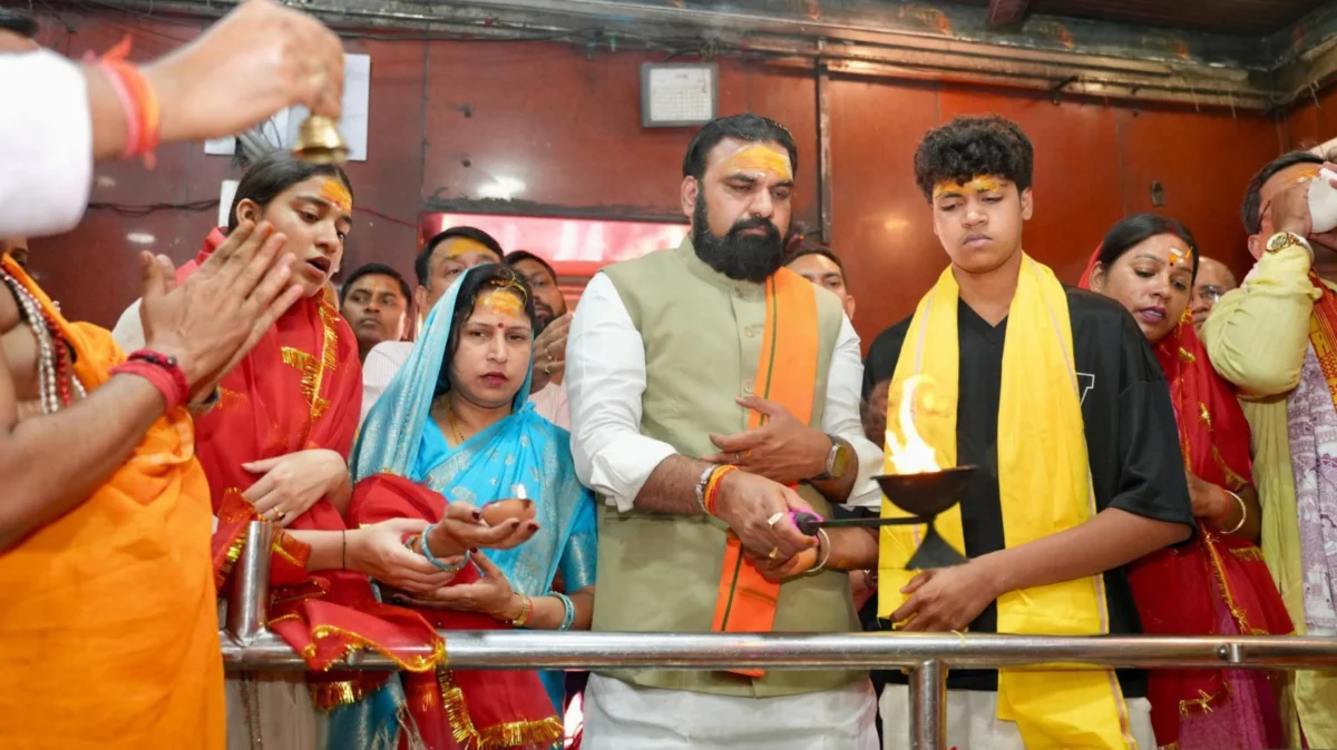 देवघर में आस्था का प्रदर्शन या सियासी संदेश? मुख्यमंत्री सम्राट चौधरी का लगातार धार्मिक दौरा चर्चा में