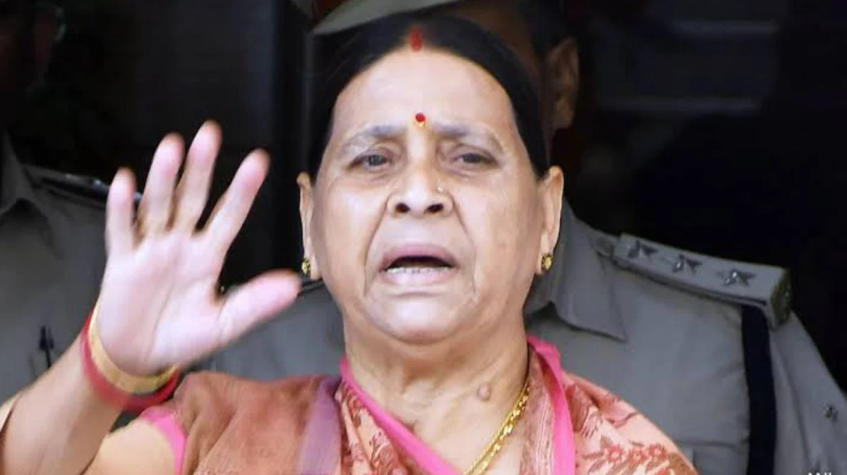 राबड़ी देवी का महिला आरक्षण बिल पर इशारों में जवाब वायरल, बिना कुछ बोले जताया विरोध—राजनीतिक हलकों में तेज हुई बहस, बयान को लेकर सियासी मायने निकाले जा रहे 1 राबड़ी देवी का महिला आरक्षण बिल पर इशारों में जवाब वायरल, बिना कुछ बोले जताया विरोध—राजनीतिक हलकों में तेज हुई बहस, बयान को लेकर सियासी मायने निकाले जा रहे