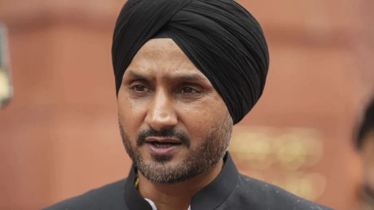 पंजाब की राजनीति में हलचल: हरभजन सिंह की सुरक्षा हटाए जाने और संभावित दल-बदल की चर्चाओं से बढ़ा सियासी तापमान 1 पंजाब की राजनीति में हलचल: हरभजन सिंह की सुरक्षा हटाए जाने और संभावित दल-बदल की चर्चाओं से बढ़ा सियासी तापमान