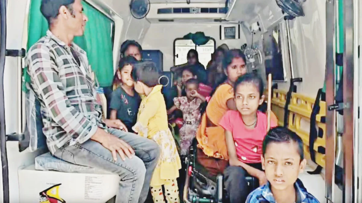 कटिहार सदर अस्पताल में गंभीर लापरवाही, एक एंबुलेंस में 17 लोगों को ठूंसकर लाया गया कुपोषित बच्चों को 1 कटिहार सदर अस्पताल में गंभीर लापरवाही, एक एंबुलेंस में 17 लोगों को ठूंसकर लाया गया कुपोषित बच्चों को