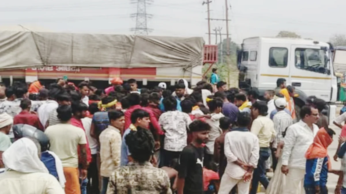 बिहार में दर्दनाक सड़क हादसा: तेज रफ्तार ट्रक की टक्कर से दो सगे भाइयों की मौत 1 बिहार में दर्दनाक सड़क हादसा: तेज रफ्तार ट्रक की टक्कर से दो सगे भाइयों की मौत