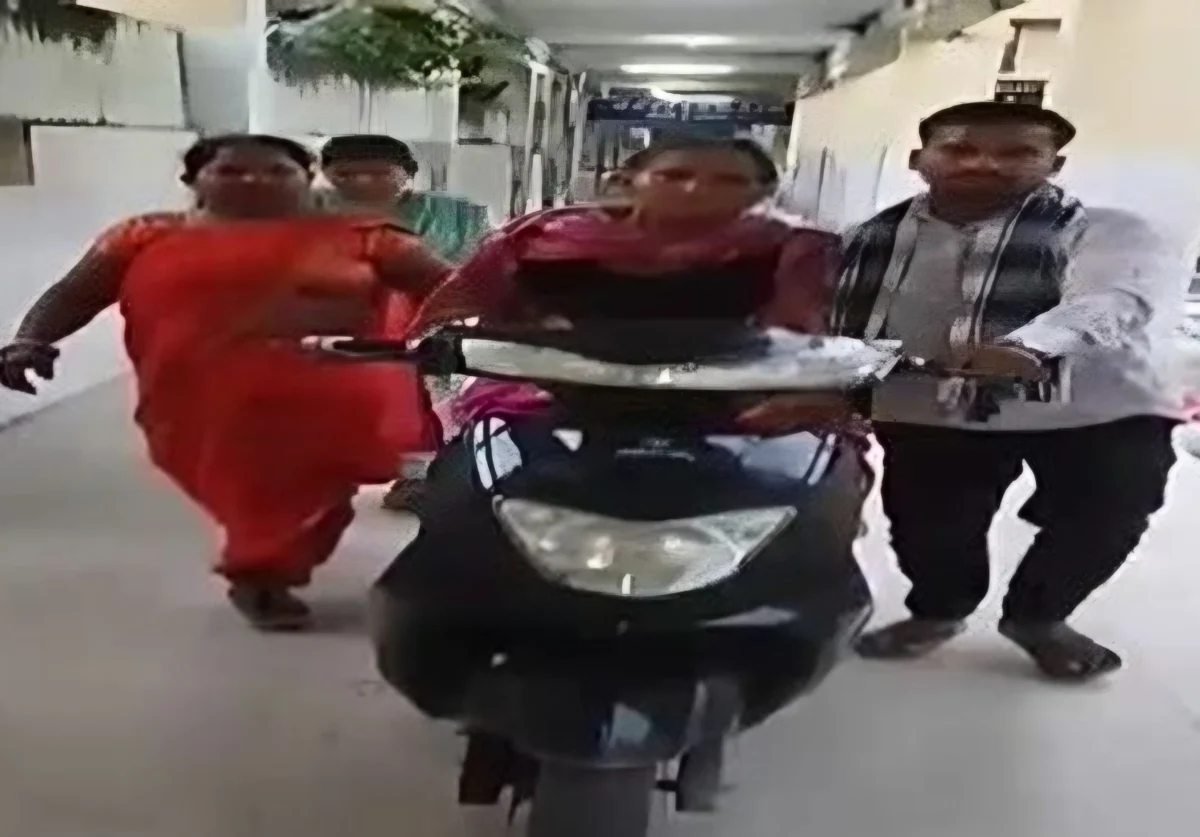गया के सरकारी अस्पताल में लापरवाही की हद: व्हीलचेयर नहीं मिला तो युवक स्कूटी लेकर वार्ड में घुसा, बीमार दादी को बैठाकर ले गया बाहर