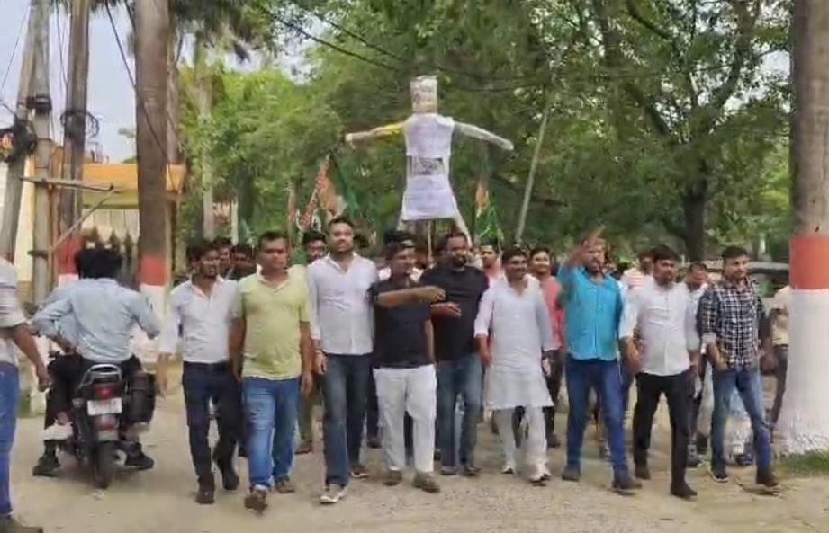 भागलपुर विश्वविद्यालय में छात्र राजद का उग्र प्रदर्शन, प्रभारी कुलपति के खिलाफ नारेबाजी और पुतला दहन
