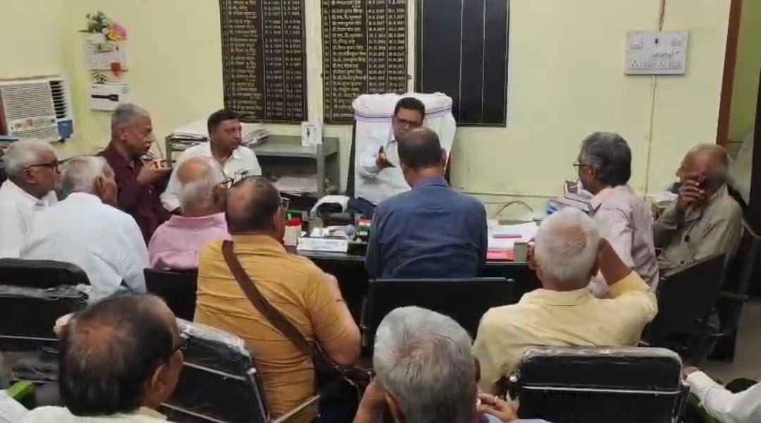 पेंशन के भुगतान में देरी से नाराज टीएमबीयू पेंशनरों का प्रदर्शन, कुलपति को सौंपा मांगपत्र