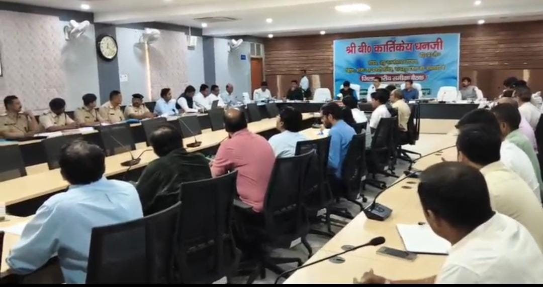 भागलपुर में प्रभारी सचिव बी. कार्तिकेय धनजी की समीक्षा बैठक, आवश्यक वस्तुओं की आपूर्ति बनाए रखने के निर्देश