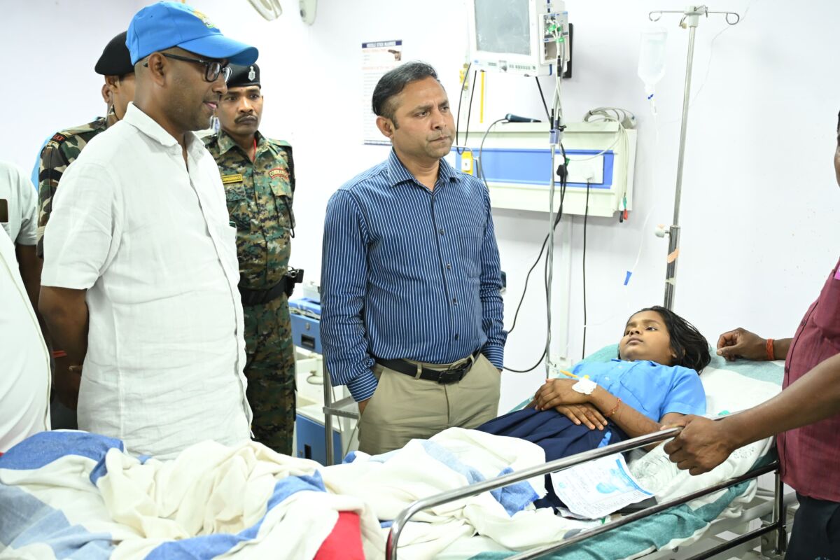 भागलपुर में एमडीएम खाने के बाद 15 बच्चे असहज, डीएम ने किया अस्पताल का निरीक्षण