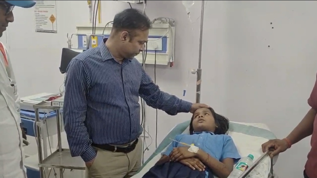 भागलपुर मिड-डे मील कांड: 48 बच्चे बीमार, डीएम ने अस्पताल पहुंचकर लिया जायजा, जांच तेज