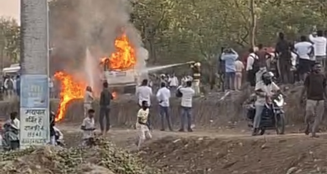 गया में चलती स्कॉर्पियो में भीषण आग, तीन लोग बाल-बाल बचे, वाहन जलकर खाक 1 गया में चलती स्कॉर्पियो में भीषण आग, तीन लोग बाल-बाल बचे, वाहन जलकर खाक