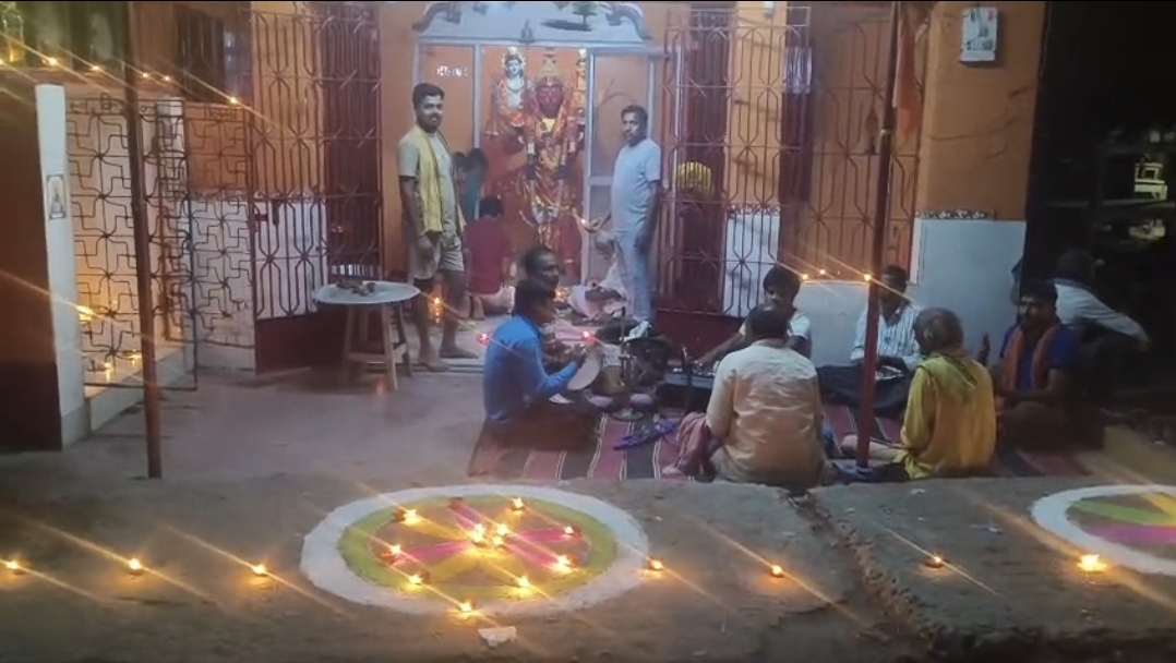 जगदीशपुर में श्रद्धा और उल्लास के साथ मनाई गई हनुमान जयंती, दीपों से जगमगाया मंदिर, भक्ति में डूबे श्रद्धालु 1 जगदीशपुर में श्रद्धा और उल्लास के साथ मनाई गई हनुमान जयंती, दीपों से जगमगाया मंदिर, भक्ति में डूबे श्रद्धालु