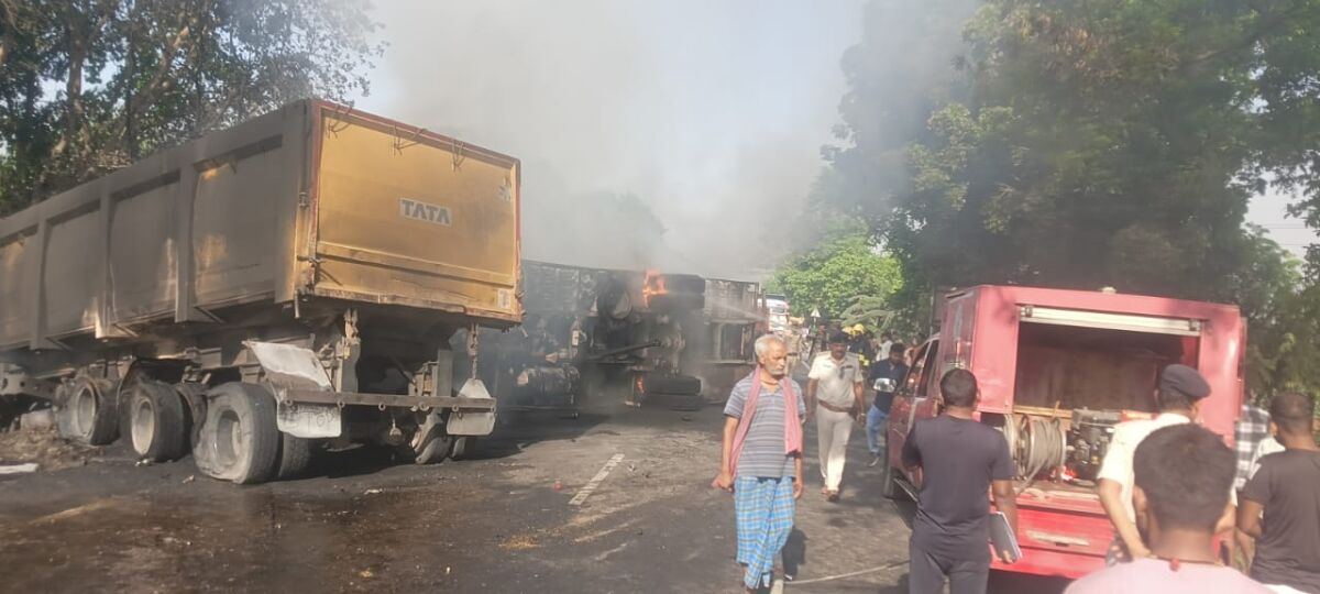 ​एनएच-31 पर आग का तांडव: खरीक में ट्रक और मिनी ट्रक की भीषण भिड़ंत, धू-धू कर जले दोनों वाहन, मौत के मुंह से निकला चालक