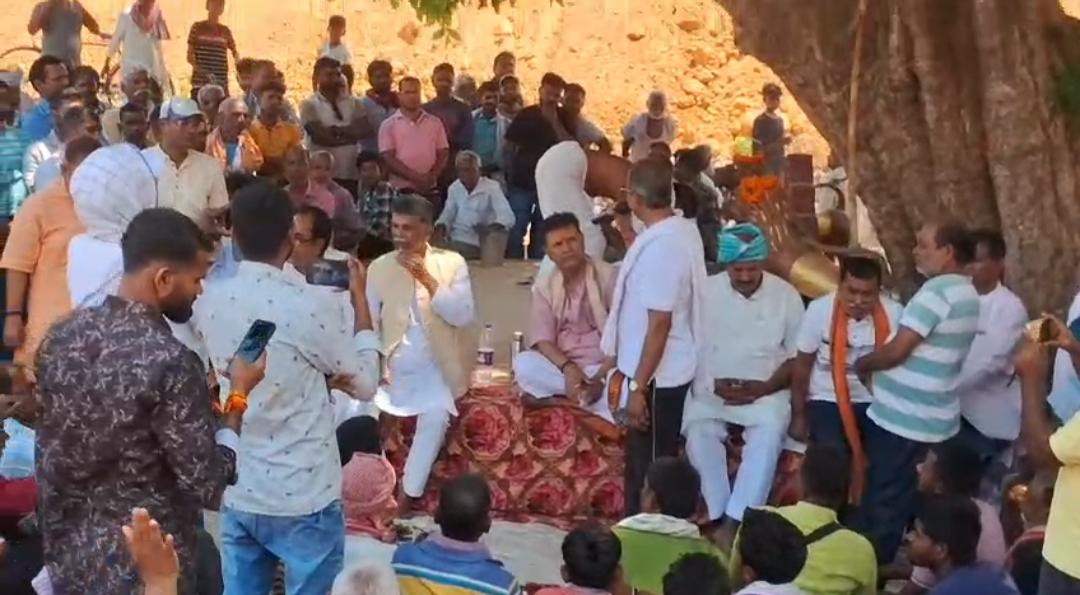 लिलोर बाबा स्थान को बचाने के लिए ग्रामीणों की बैठक: अडाणी पावर प्रोजेक्ट के बीच आस्था बनाम विकास की बहस तेज