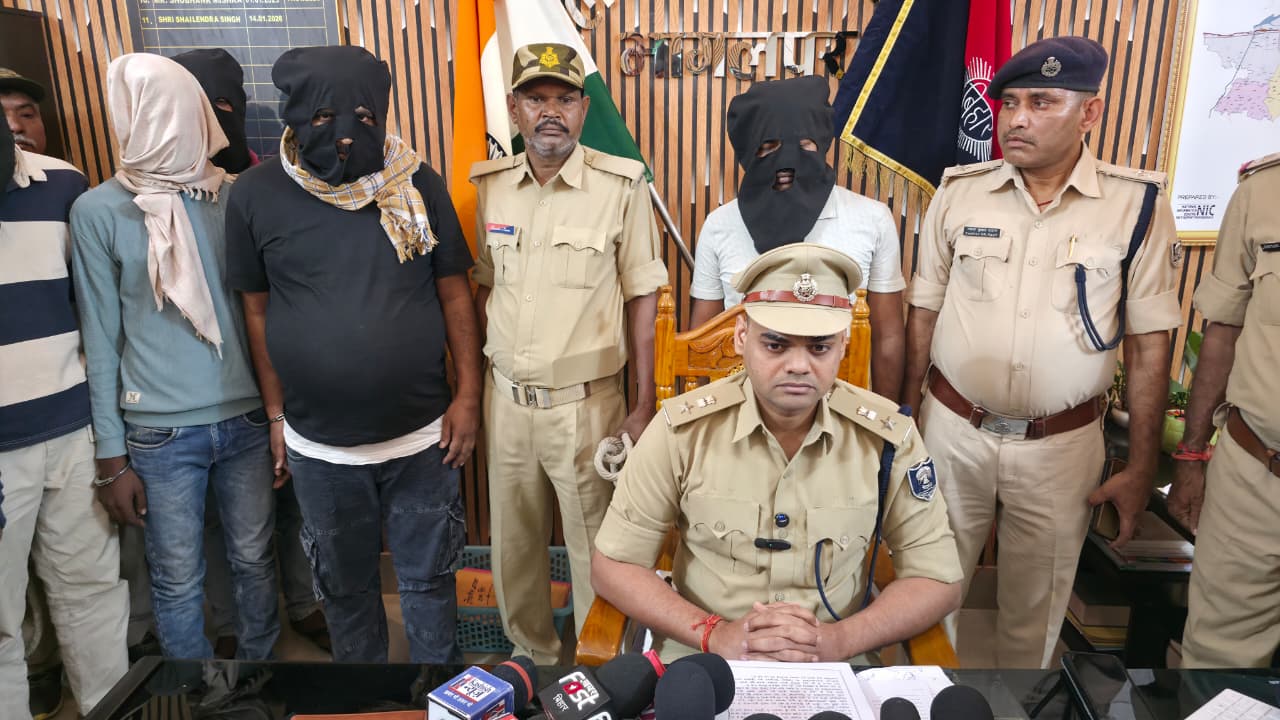 भागलपुर में बालू माफिया के 'डिजिटल कवच' पर प्रहार: पीरपैंती में पुलिस को ट्रैक करने वाला 'पासिंग गिरोह' धराया, व्हाट्सएप ग्रुप के जरिए चलता था अवैध ट्रकों का खेल 1 भागलपुर में बालू माफिया के 'डिजिटल कवच' पर प्रहार: पीरपैंती में पुलिस को ट्रैक करने वाला 'पासिंग गिरोह' धराया, व्हाट्सएप ग्रुप के जरिए चलता था अवैध ट्रकों का खेल